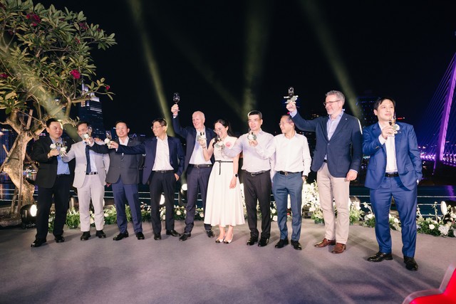 Đại diện các cổ đông chiến lược PVN và HDI Global, Hội đồng Quản trị PVI Holdings và Hội đồng Quản trị PVI AM cùng nâng ly khai tiệc, chúc mừng hành trình 10 năm thành công và phát triển bền vững