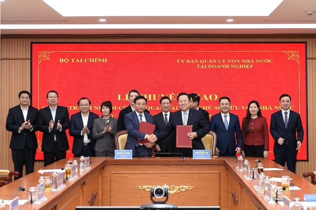 Lễ chuyển giao quyền, trách nhiệm của cơ quan đại diện chủ sở hữu vốn nhà nước từ UBQLVNN về Bộ Tài chính ngày 28/2. Ảnh: VGP