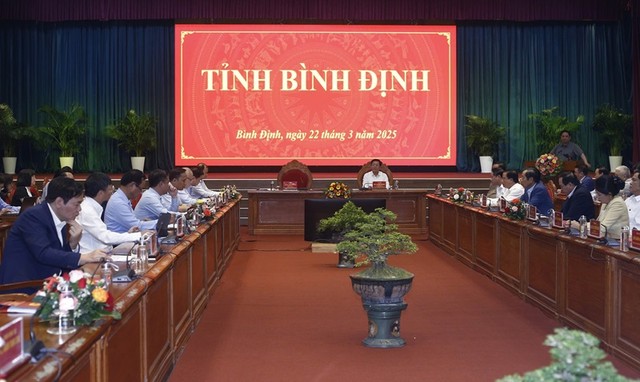 Quang cảnh buổi làm việc của Đoàn công tác Chính phủ với Ban Thường vụ Tỉnh ủy Bình Định.