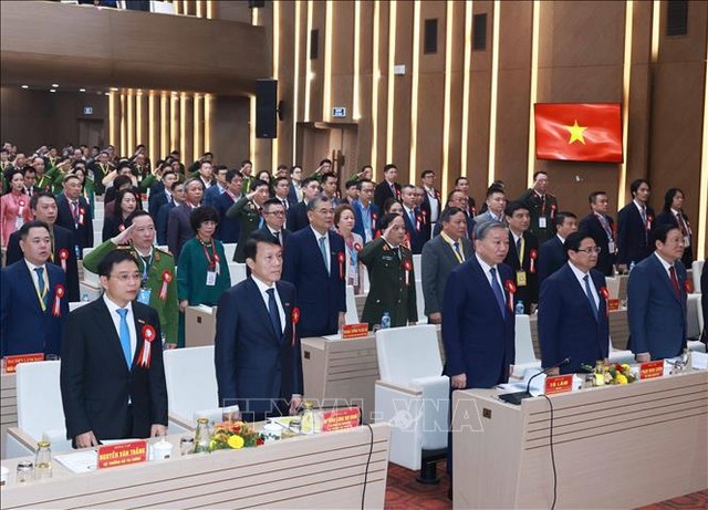 Tổng Bí thư Tô Lâm, Thủ tướng Phạm Minh Chính và các đại biểu thực hiện nghi thức chào cờ. Ảnh: Thống Nhất/TTXVN.