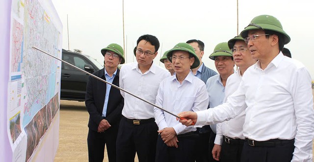 Bộ trưởng, Chủ nhiệm Văn phòng Chính phủ Trần Văn Sơn, lãnh đạo tỉnh, một số sở, ngành tỉnh Nam Định kiểm tra tiến độ công tác giải phóng mặt bằng tuyến đường cao tốc Ninh Bình - Nam Định - Thái Bình - Hải Phòng. Ảnh: Thành Trung