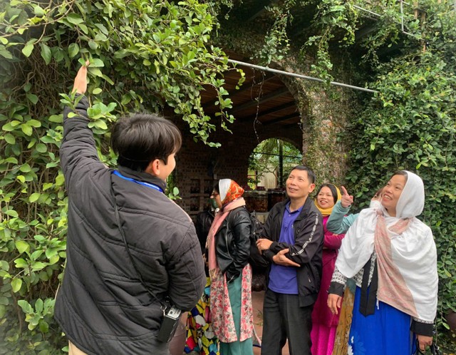 Du khách khám phá Khu du lịch Hồng Vân.