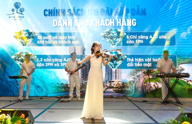 Khách hàng tham dự sự kiện được thưởng thức bữa tiệc âm thanh, ánh sáng Khách hàng tham dự sự kiện được thưởng thức bữa tiệc âm thanh, ánh sáng