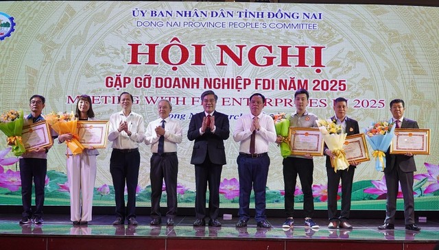 UBND tỉnh Đồng Nai trao bằng khen cho 5 doanh nghiệp FDI có thành tích xuất sắc trong sản xuất kinh doanh. Ảnh: Lê Anh