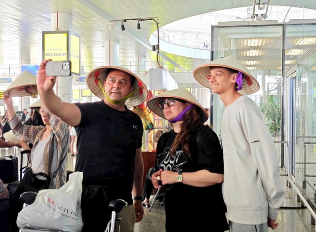 Du khách Iran hào hứng chụp ảnh check-in khi tới Thủ đô Hà Nội. Ảnh: Asia DMC Du khách Iran hào hứng chụp ảnh check-in khi tới Thủ đô Hà Nội. Ảnh: Asia DMC