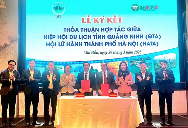 Hiệp hội du lịch tỉnh Quảng Ninh cùng Hiệp lữ hành thành phố Hà Nội ký kết thỏa thuận hợp tác. Ảnh: VP Đông Bắc