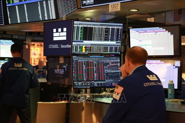 Hoạt động tại Sàn giao dịch chứng khoán New York, Mỹ. Ảnh: THX/TTXVN
