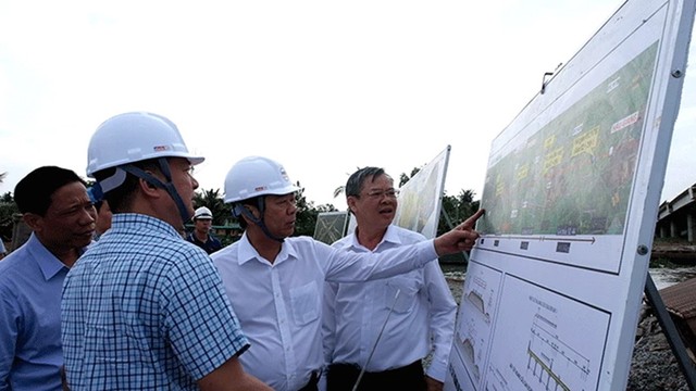 Lãnh đạo TP. Cần Thơ kiểm tra khảo sát tiến độ thi công Dự án cao tốc Châu Đốc - Cần Thơ - Sóc Trăng đoạn qua TP. Cần Thơ. Ảnh: Báo Cần Thơ online