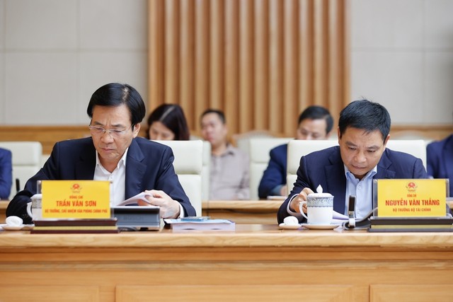 Bộ trưởng Bộ Tài chính Nguyễn Văn Thắng, Phó Trưởng Ban Chỉ đạo (bên phải) tham dự phiên họp lần thứ hai của Ban Chỉ đạo, cho ý kiến, hoàn thiện thêm một bước dự thảo Đề án để chuẩn bị trình Bộ Chính trị.