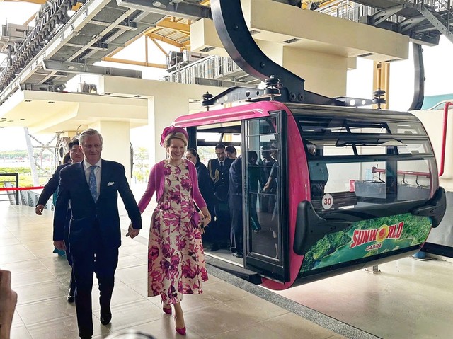 Nhà vua Vương quốc Bỉ Philippe và Hoàng hậu Mathilde rời cáp treo đi thăm vịnh Lan Hạ (Cát Bà) Nhà vua Vương quốc Bỉ Philippe và Hoàng hậu Mathilde rời cáp treo đi thăm vịnh Lan Hạ (Cát Bà)