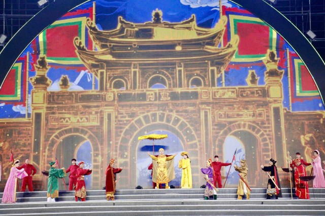 Tái hiện nghi thức lên ngôi hoàng đế của Vạn Thắng Vương Đinh Bộ Lĩnh.