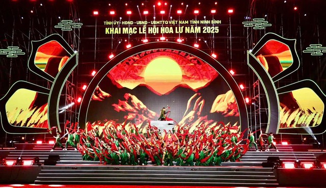 Hàng trăm nghệ sĩ, diễn viên đã tái hiện sinh động những giá trị văn hóa, lịch sử qua các tiết mục biểu diễn công phu, giàu bản sắc