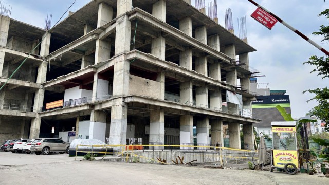 Dự án từng được kỳ vọng sẽ trở thành một “ngôi sao” trên thị trường bất động sản quận Hà Đông. Tuy nhiên, tháng qua tháng, năm qua năm, công trình này đã liên tục trễ hẹn bàn giao. Sau 17 năm, những khối bê tông này vẫn nằm trơ trọi giữa một trong những khu vực đắc địa nhất phường La Khê, quận Hà Đông. Dự án từng được kỳ vọng sẽ trở thành một “ngôi sao” trên thị trường bất động sản quận Hà Đông. Tuy nhiên, tháng qua tháng, năm qua năm, công trình này đã liên tục trễ hẹn bàn giao. Sau 17 năm, những khối bê tông này vẫn nằm trơ trọi giữa một trong những khu vực đắc địa nhất phường La Khê, quận Hà Đông.