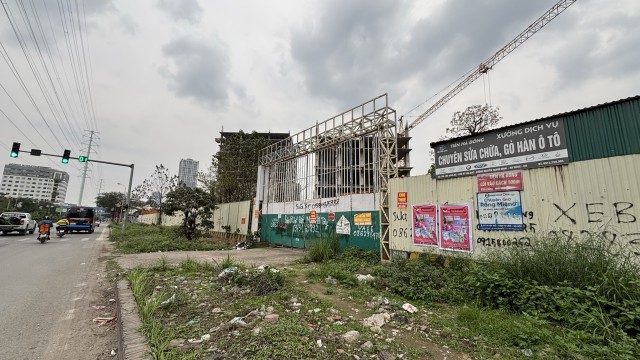 Cỏ dại mọc um tùm và rác bị vứt la liệt ngay trước cổng dự án. Nhiều người dân Hà Đông không khỏi tiếc nuối khi thấy một công trình nhà ở lớn bị “đắp chiếu” nhiều năm, gây lãng phí nguồn lực và quỹ đất. Cỏ dại mọc um tùm và rác bị vứt la liệt ngay trước cổng dự án. Nhiều người dân Hà Đông không khỏi tiếc nuối khi thấy một công trình nhà ở lớn bị “đắp chiếu” nhiều năm, gây lãng phí nguồn lực và quỹ đất.