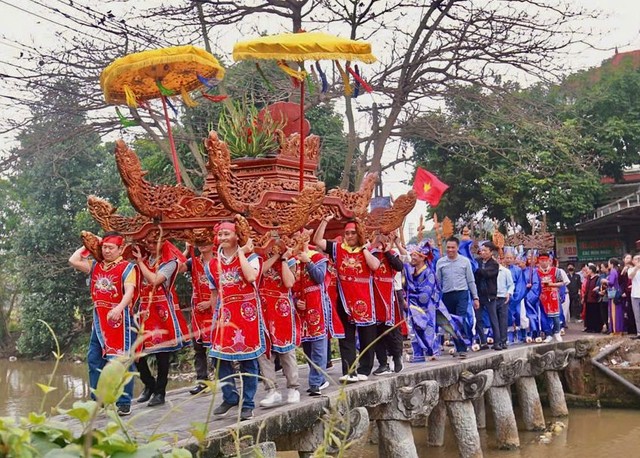 Được ví như một viên ngọc quý nằm yên ả bên sông Nguyệt Đức, làng Nôm sở hữu những dấu tích của quá khứ như một chứng nhân lịch sử sống động của cả dân tộc.