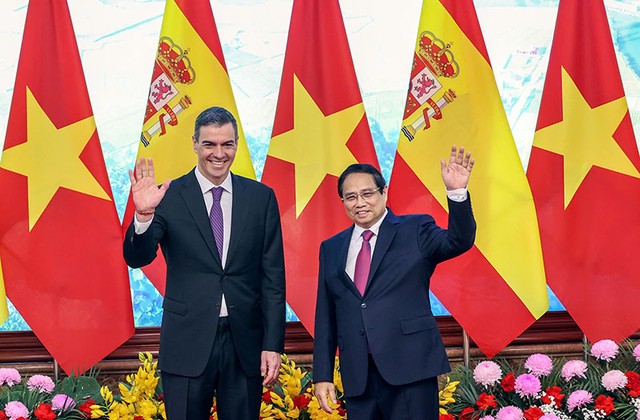Thủ tướng Phạm Minh Chính và Thủ tướng Pedro Sánchez trước khi tiến hành hội đàm.