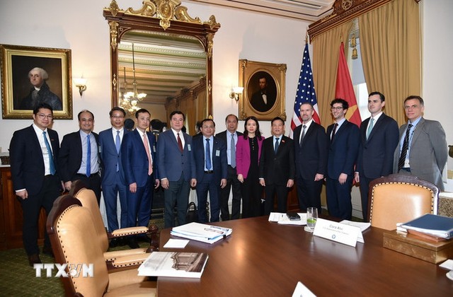 Phó Thủ tướng Hồ Đức Phớc chụp ảnh chung với Đại diện Thương mại Mỹ Jamieson Greer và thành viên 2 đoàn. (Ảnh: TTXVN)