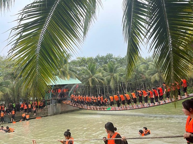 Du khách thích thú trải nghiệm tại Khu du lịch - Văn hóa và Thể thao Lan Vương (Thành phố Bến Tre, tỉnh Bến Tre)