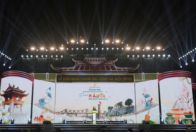 Bà Đặng Hương Giang, Giám đốc Sở Du lịch Hà Nội phát biểu khai mạc Lễ hội. Bà Đặng Hương Giang, Giám đốc Sở Du lịch Hà Nội phát biểu khai mạc Lễ hội.