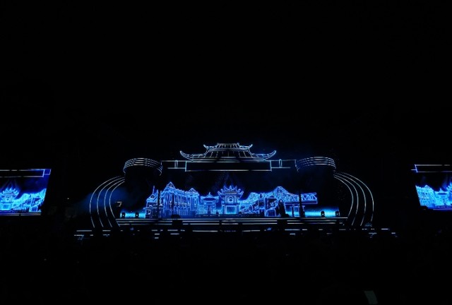 Trình diễn ánh sáng công nghệ Laser kết hợp âm nhạc dân gian. Trình diễn ánh sáng công nghệ Laser kết hợp âm nhạc dân gian.