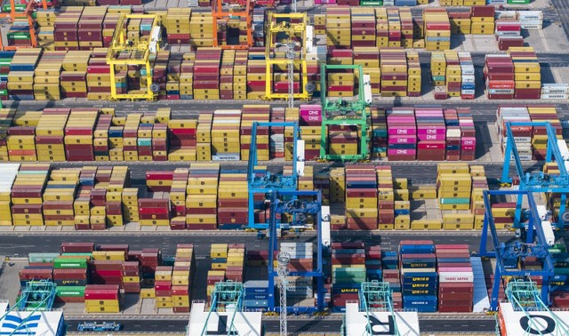 Quang cảnh cảng hàng hóa ở Thiên Tân, Trung Quốc. Ảnh: THX/TTXVN