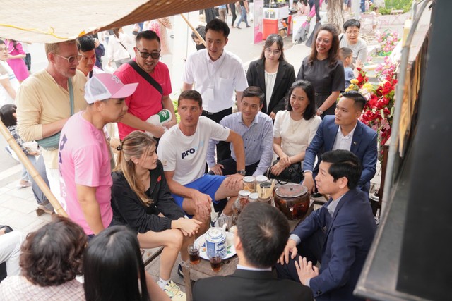 Thứ trưởng Hồ An Phong và Đoàn vận động viên Pickleball hàng đầu thế giới cùng các KOL thể thao chụp ảnh lưu niệm tại Lễ hội Quà tặng Du lịch Hà Nội 2025, ngày 12/4/2025.