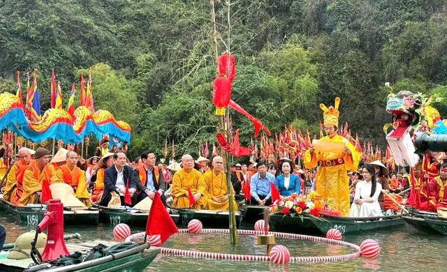 Các đại biểu thực hiện nghi thức rước nước tại Lễ hội Tràng An.