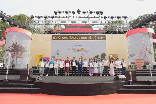 Ông Trần Trung Hiếu đại diện Ban tổ chức tặng Giấy khen cho các đơn vị có nhiều đóng góp cho sự thành công của Lễ hội.