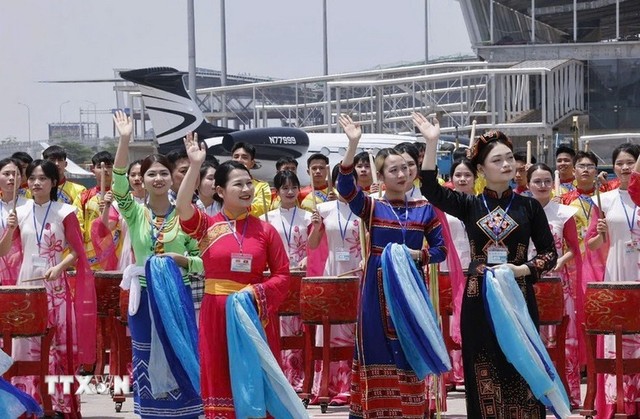 Chương trình biểu diễn văn hóa, nghệ thuật chào mừng tại Lễ đón Tổng Bí thư, Chủ tịch nước Trung Quốc Tập Cận Bình tại Sân bay quốc tế Nội Bài. Ảnh: TTXVN