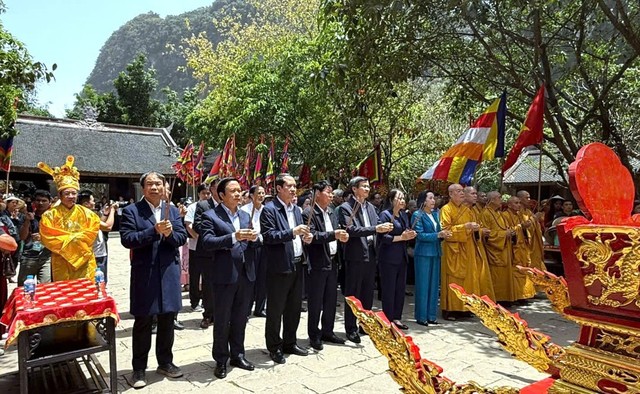 Các đại biểu thực hiện nghi thức dâng hương tại Đền Suối Tiên.