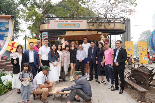 Thứ trưởng Hồ An Phong và Đoàn vận động viên Pickleball hàng đầu thế giới cùng các KOL thể thao chụp ảnh lưu niệm tại Lễ hội Quà tặng Du lịch Hà Nội 2025.