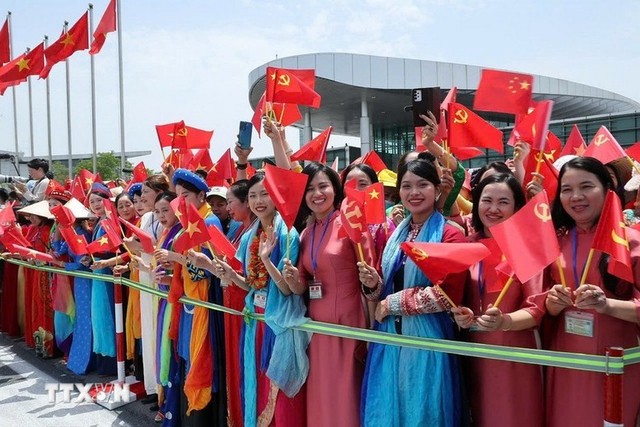 Đại diện các tầng lớp nhân dân Thủ đô Hà Nội đón Tổng Bí thư, Chủ tịch nước Trung Quốc Tập Cận Bình và Đoàn cấp cao Trung Quốc tại Sân bay quốc tế Nội Bài. Ảnh: TTXVN