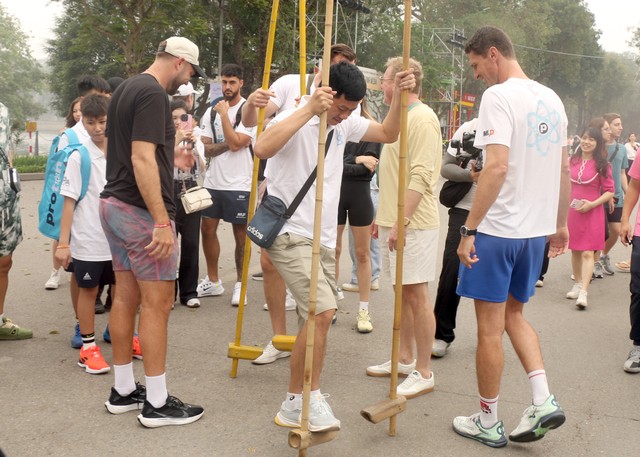 Du khách trải nghiệm trò chơi dân gian tại Lễ hội.