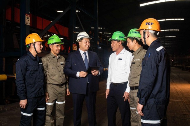 Ông Khánh sát sao với các hoạt động sản xuất tại nhà máy Thép Việt Đức (Vĩnh Phúc)