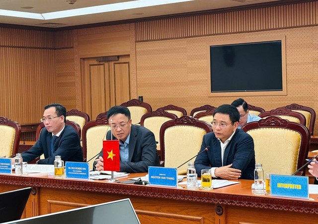 Bộ trưởng Nguyễn Văn Thắng (ngoài cùng bên phải) trao đổi tại buổi tiếp.