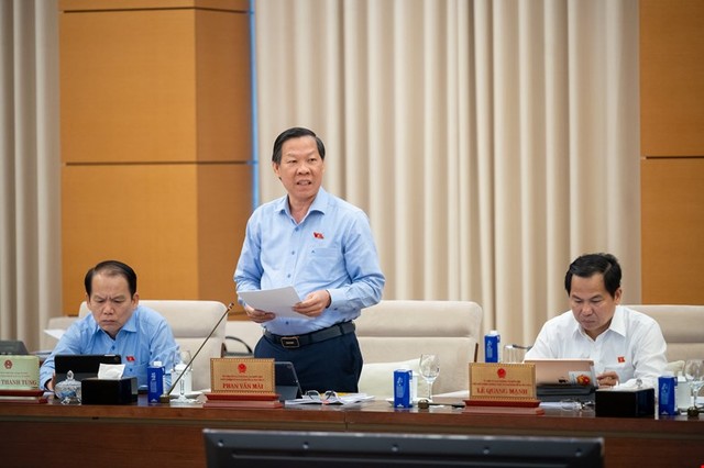 Chủ nhiệm Ủy ban Kinh tế và Tài chính Phan Văn Mãi trình bày báo cáo thẩm tra.