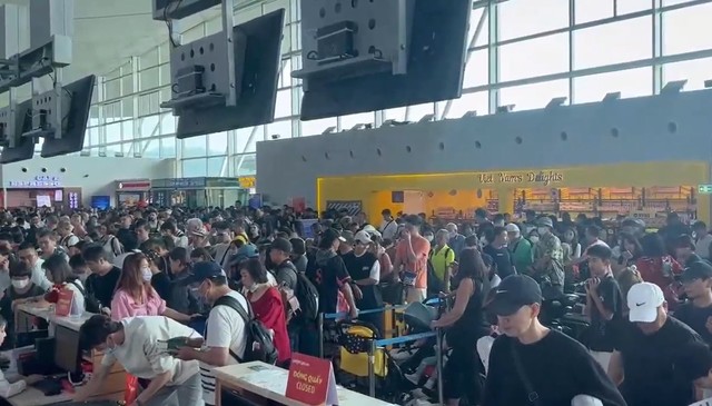 Sân bay Phú Quốc ghi nhận cảnh quá tải dịp Tết Nguyên đán vừa qua và năm 2024 đã phục vụ vượt công suất thiết kế 4 triệu lượt. Sân bay Phú Quốc ghi nhận cảnh quá tải dịp Tết Nguyên đán vừa qua và năm 2024 đã phục vụ vượt công suất thiết kế 4 triệu lượt.