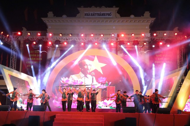 Chuỗi các chương trình biểu diễn nghệ thuật đặc sắc sẽ được diễn ra tại Quảng trường Nhà hát Thành phố.