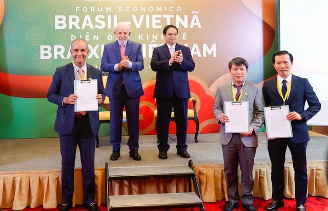 Tập đoàn Sao Đỏ ký MOU hợp tác đầu tư với Tập đoàn JBS tại Diễn đàn kinh tế Việt Nam - Brazil. Ảnh: Sao Đỏ Group