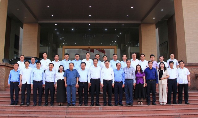 Lãnh đạo 2 tỉnh Quảng Bình- Quảng Trị cùng các Uỷ viên Ban thường vụ Tỉnh uỷ 2 tỉnh chụp ảnh lưu niệm sau hội nghị.