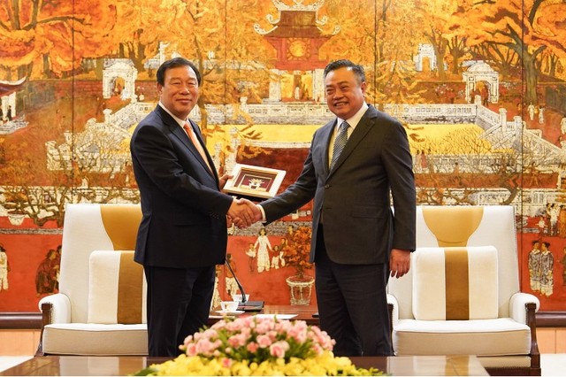 Chủ tịch UBND Thành phố Trần Sỹ Thanh trao quà lưu niệm của Hà Nội cho đoàn công tác thành phố Sejong. Ảnh: Hoàng Linh Chủ tịch UBND Thành phố Trần Sỹ Thanh trao quà lưu niệm của Hà Nội cho đoàn công tác thành phố Sejong. Ảnh: Hoàng Linh