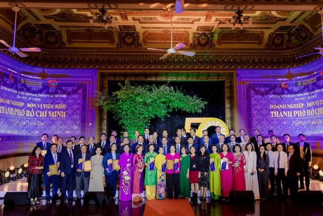 Đại diện 50 doanh nghiệp cùng lãnh đạo thành phố tại lễ trao giải