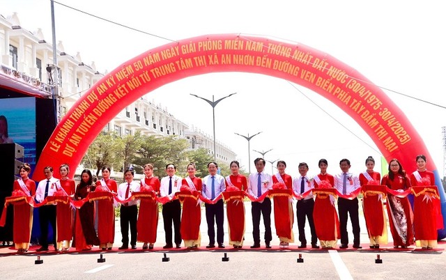 Các đại biểu thực hiện nghi thức cắt băng khánh thành Tuyến đường nối trung tâm thị xã An Nhơn đến đường ven biển phía Tây đầm Thị Nại. Ảnh: Trang Lê. Các đại biểu thực hiện nghi thức cắt băng khánh thành Tuyến đường nối trung tâm thị xã An Nhơn đến đường ven biển phía Tây đầm Thị Nại. Ảnh: Trang Lê.