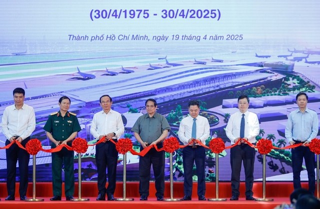 Thủ tướng Phạm Minh Chính cùng các đại biểu thực hiện nghi thức cắt băng tại sự kiện. Ảnh: Nhật Bắc