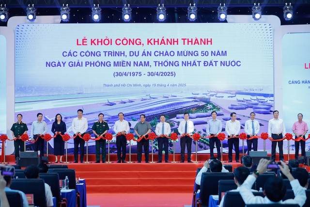 Thủ tướng Chính phủ và các đại biểu thực hiện nghi thức cắt băng khởi công, khánh thành các công trình, dự án chào mừng 50 năm Ngày Giải phóng miền Nam, thống nhất đất nước. Ảnh: Nhật Bắc