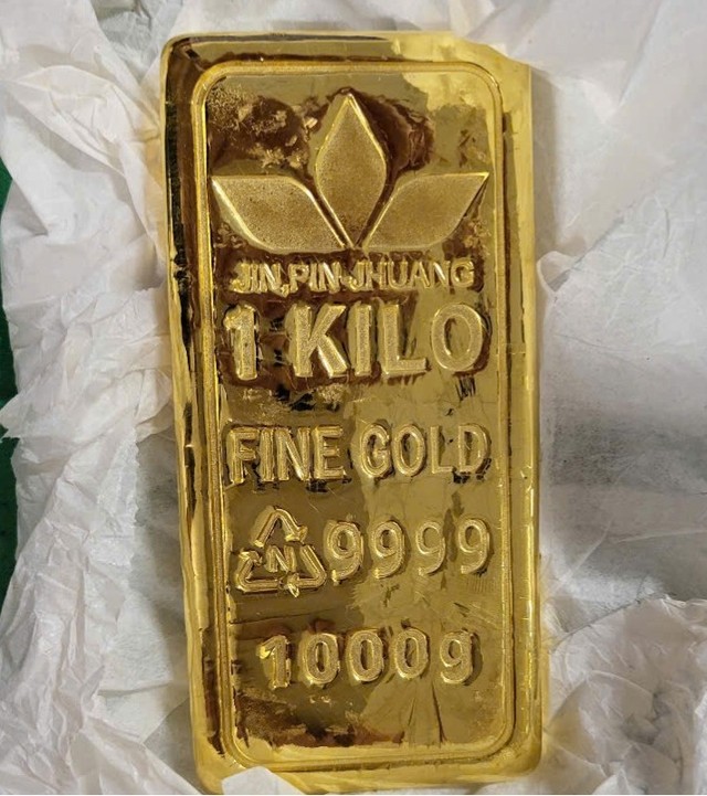 Tang vật là miếng kim loại màu vàng, bên trên có khắc chữ “JIN, PIN-JHUANG 1 KILO FINE GOLD 9999 1000g”. (Ảnh đơn vị cung cấp). Tang vật là miếng kim loại màu vàng, bên trên có khắc chữ “JIN, PIN-JHUANG 1 KILO FINE GOLD 9999 1000g”. (Ảnh đơn vị cung cấp).