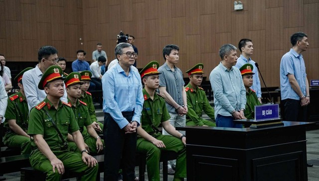 Có 12 bị cáo bị Tòa án Nhân dân TP. Hà Nội đưa ra xét xử trong phiên tòa sơ thẩm.