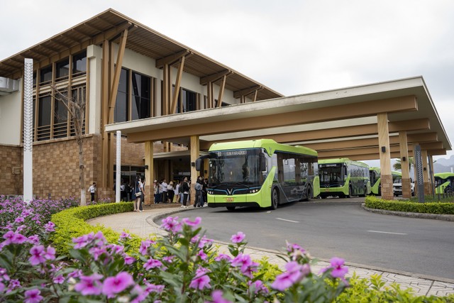 Cùng ngày, Sun Group vận hành thử nghiệm tuyến xe điện mới tại Cát Bà (Ảnh: Ánh Dương)