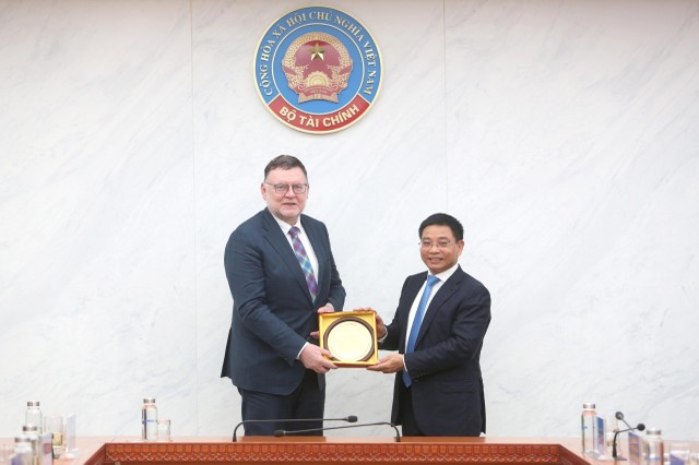 Bộ trưởng Nguyễn Văn Thắng (bên phải) tặng quà lưu niệm Bộ trưởng Bộ Tài chính Cộng hòa Séc. Bộ trưởng Nguyễn Văn Thắng (bên phải) tặng quà lưu niệm Bộ trưởng Bộ Tài chính Cộng hòa Séc.