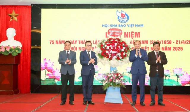 Lãnh đạo Bộ Văn hoá, Thể thao và Du lịch trao lẵng hoa chúc mừng 75 năm thành lập Hội Nhà báo Việt Nam. Ảnh: Sơn Hải. Lãnh đạo Bộ Văn hoá, Thể thao và Du lịch trao lẵng hoa chúc mừng 75 năm thành lập Hội Nhà báo Việt Nam. Ảnh: Sơn Hải.